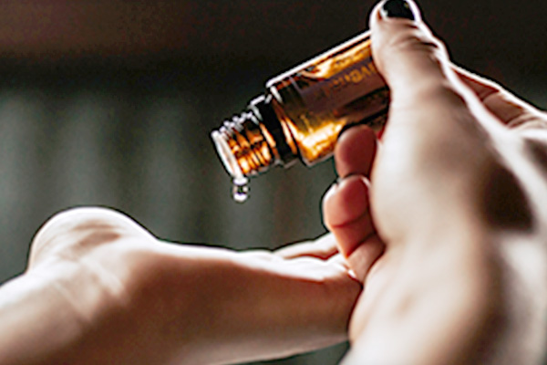 アロマオイルを使って、体全体をもみほぐす