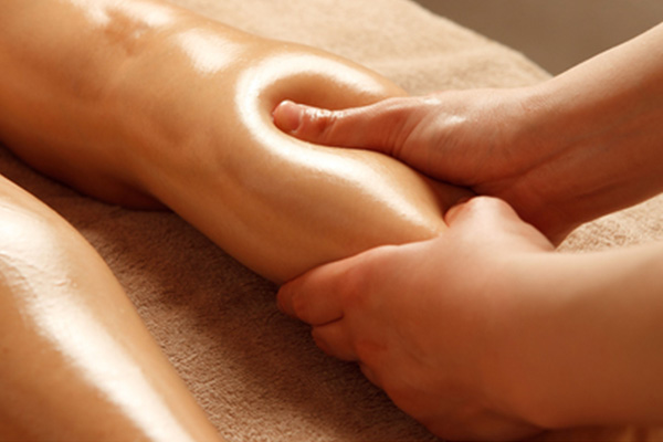 太腿などをメインに下半身をもみほぐす